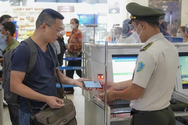 Temporary Residence Cards of Up to 10 Years Granted to Experts Working at the International Financial Center