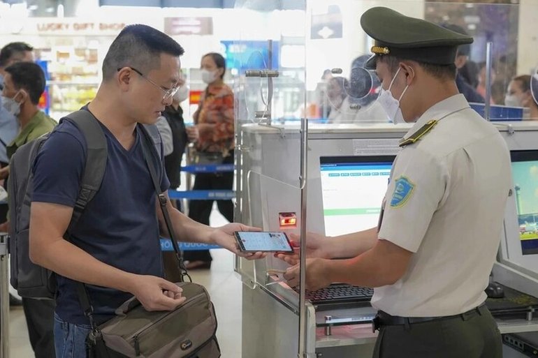 Temporary Residence Cards of Up to 10 Years Granted to Experts Working at the International Financial Center